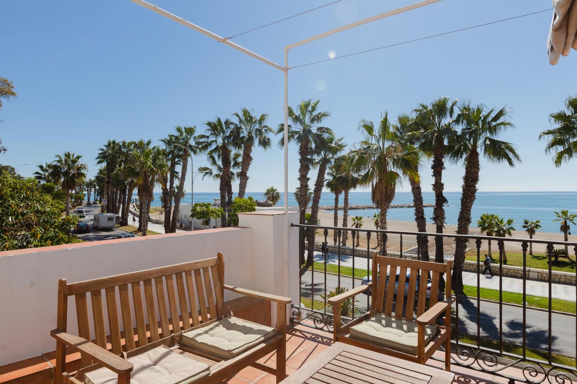 Apartamento Con Encanto En Primera Linea De Playa Malaga Bagian luar foto