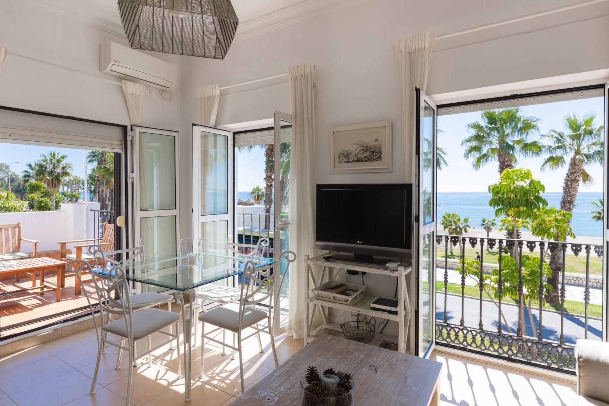 Apartamento Con Encanto En Primera Linea De Playa Malaga Bagian luar foto