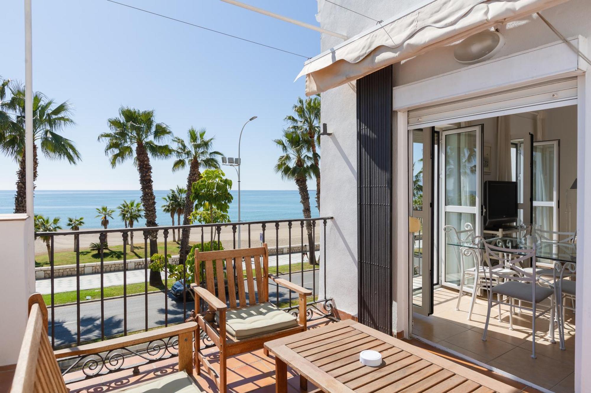 Apartamento Con Encanto En Primera Linea De Playa Malaga Bagian luar foto