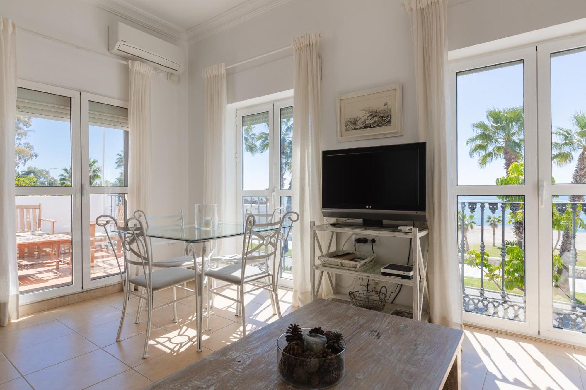 Apartamento Con Encanto En Primera Linea De Playa Malaga Bagian luar foto